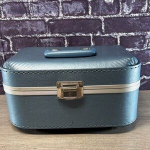 Vintage 1960s Trojan Blue Hard Shelled Train Case
